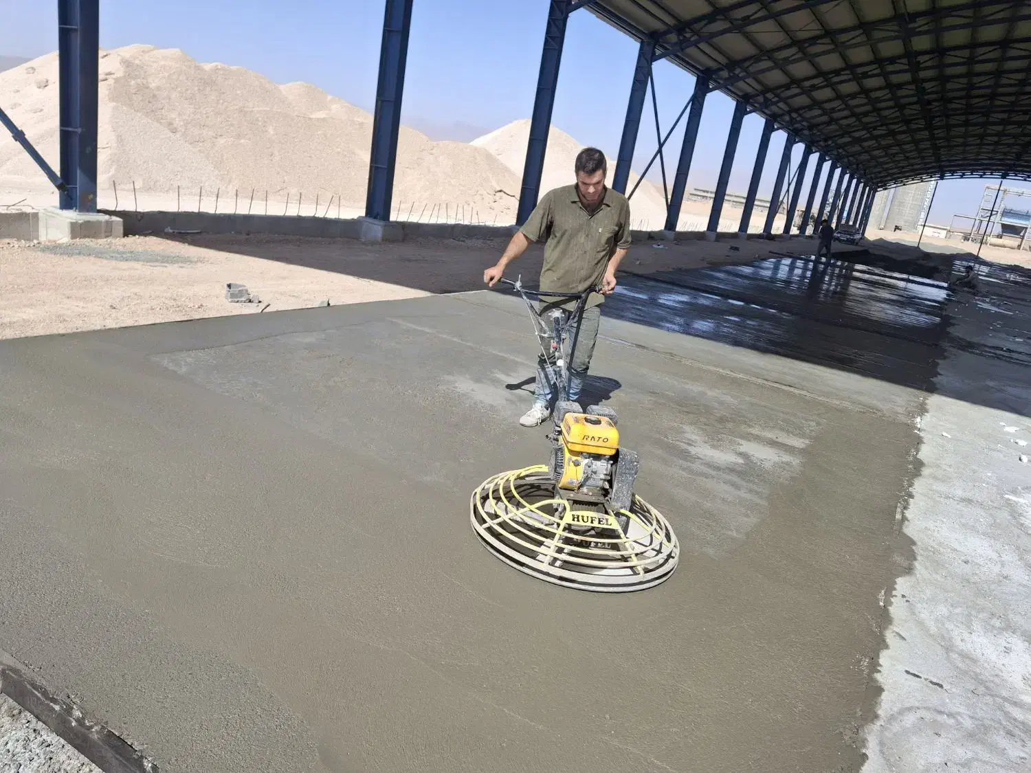 بتن ریزی اتو میکسر و ماله پروانه|خدمات پیشه و مهارت|گلبهار, نوبهار|دیوار