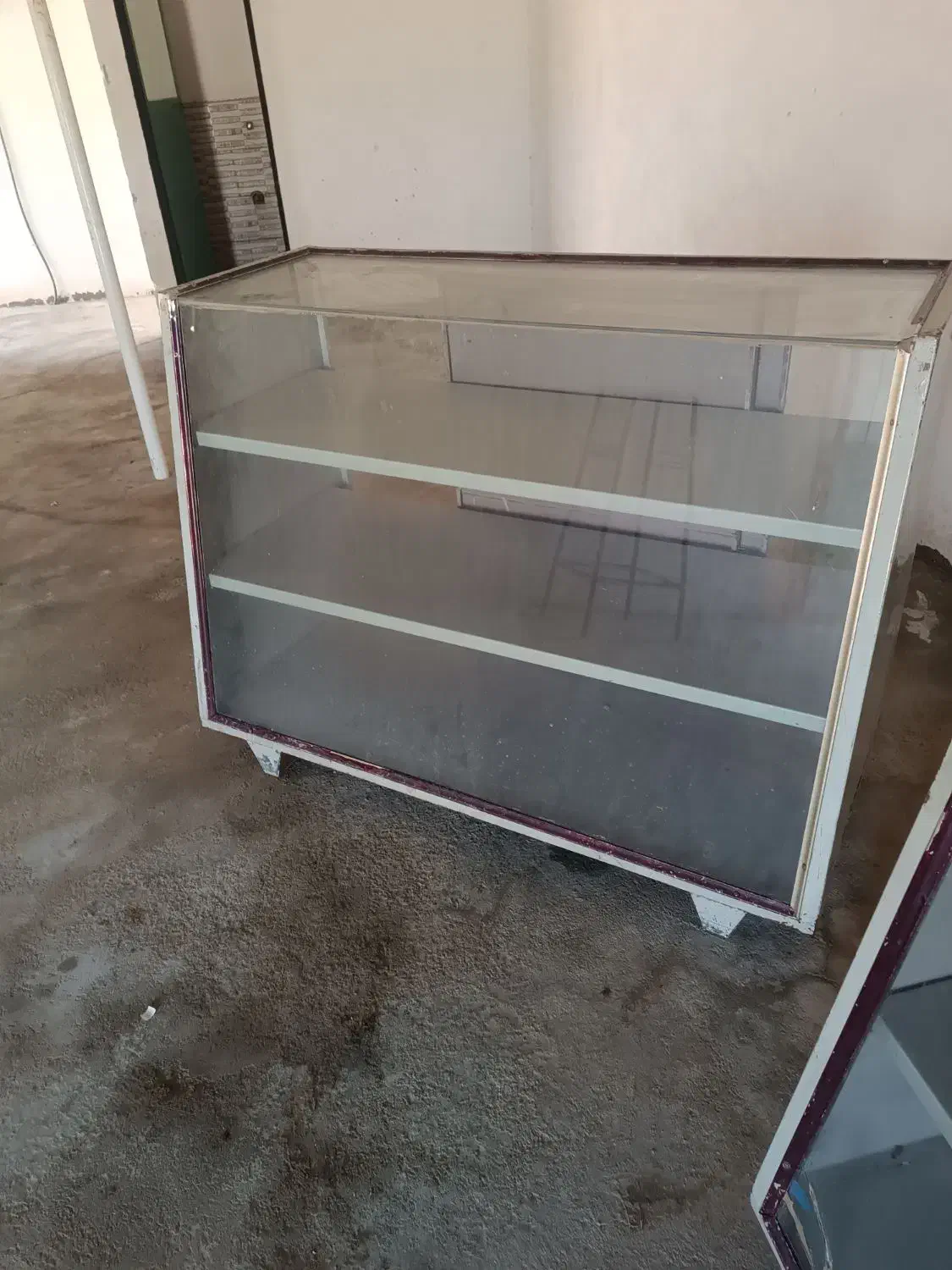 2عدد ویترین شیشه‌ای سالم|بوفه، ویترین، کنسول|یزد, |دیوار