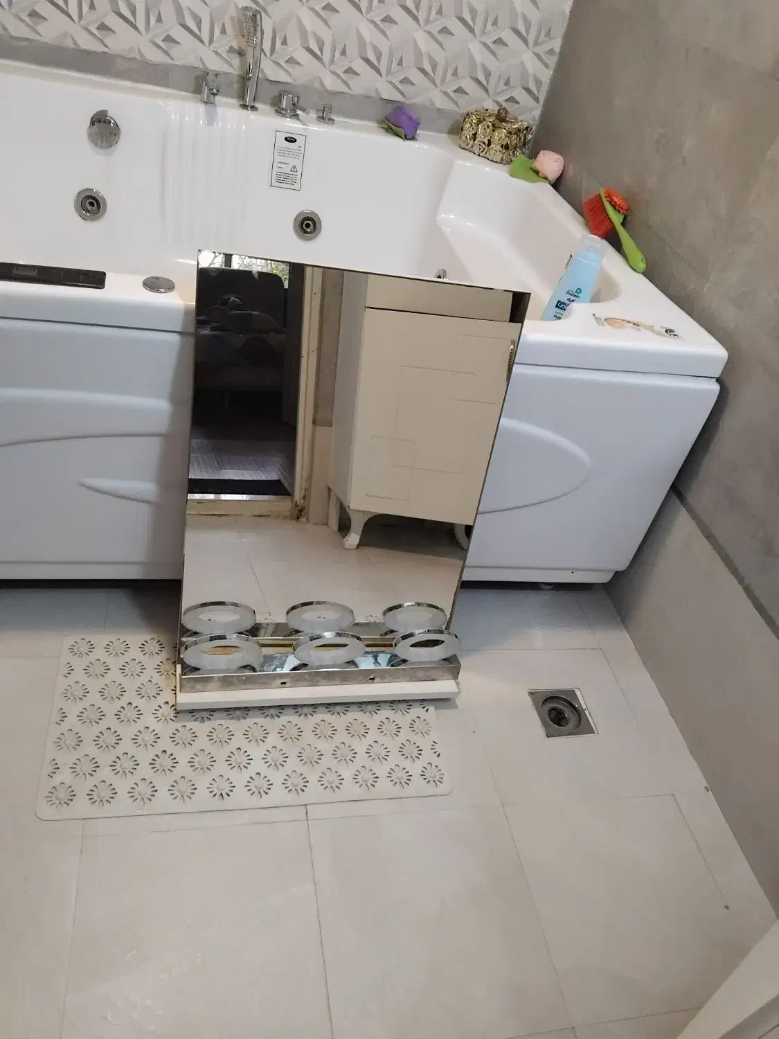 آینه و آل ای دی|آینه|مشهد, هفت تیر (حافظ)|دیوار