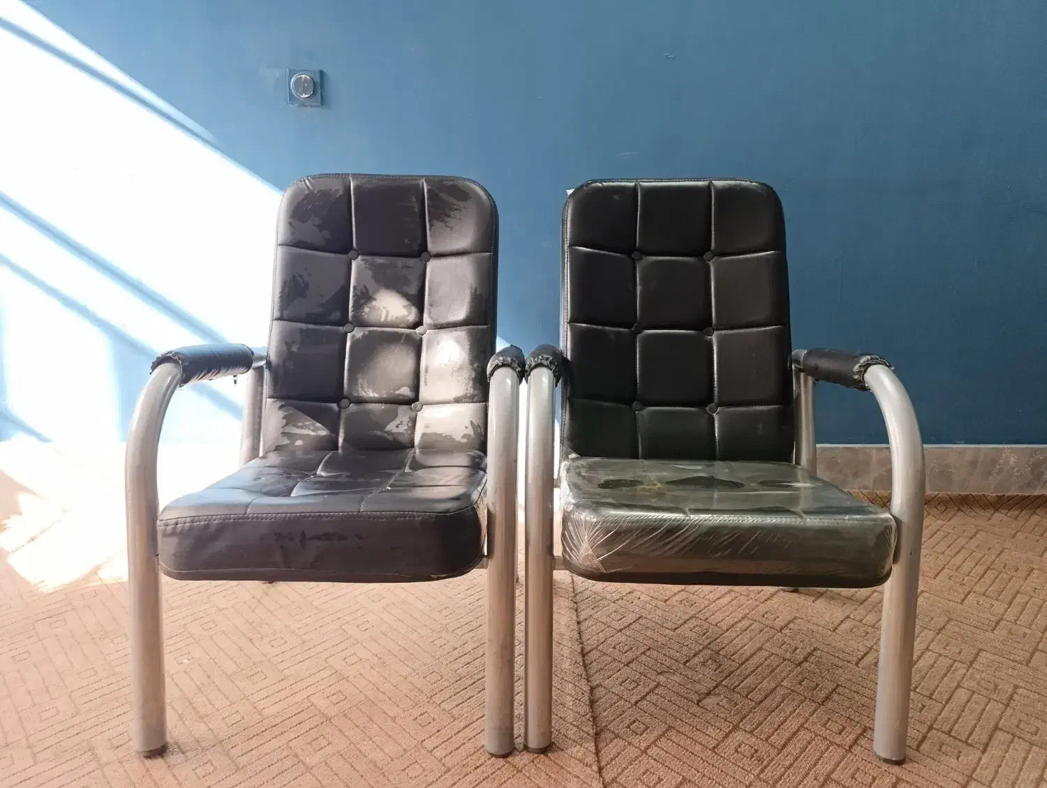 دو صندلی انتظار نو|صندلی و نیمکت|اصفهان, پرتمان|دیوار