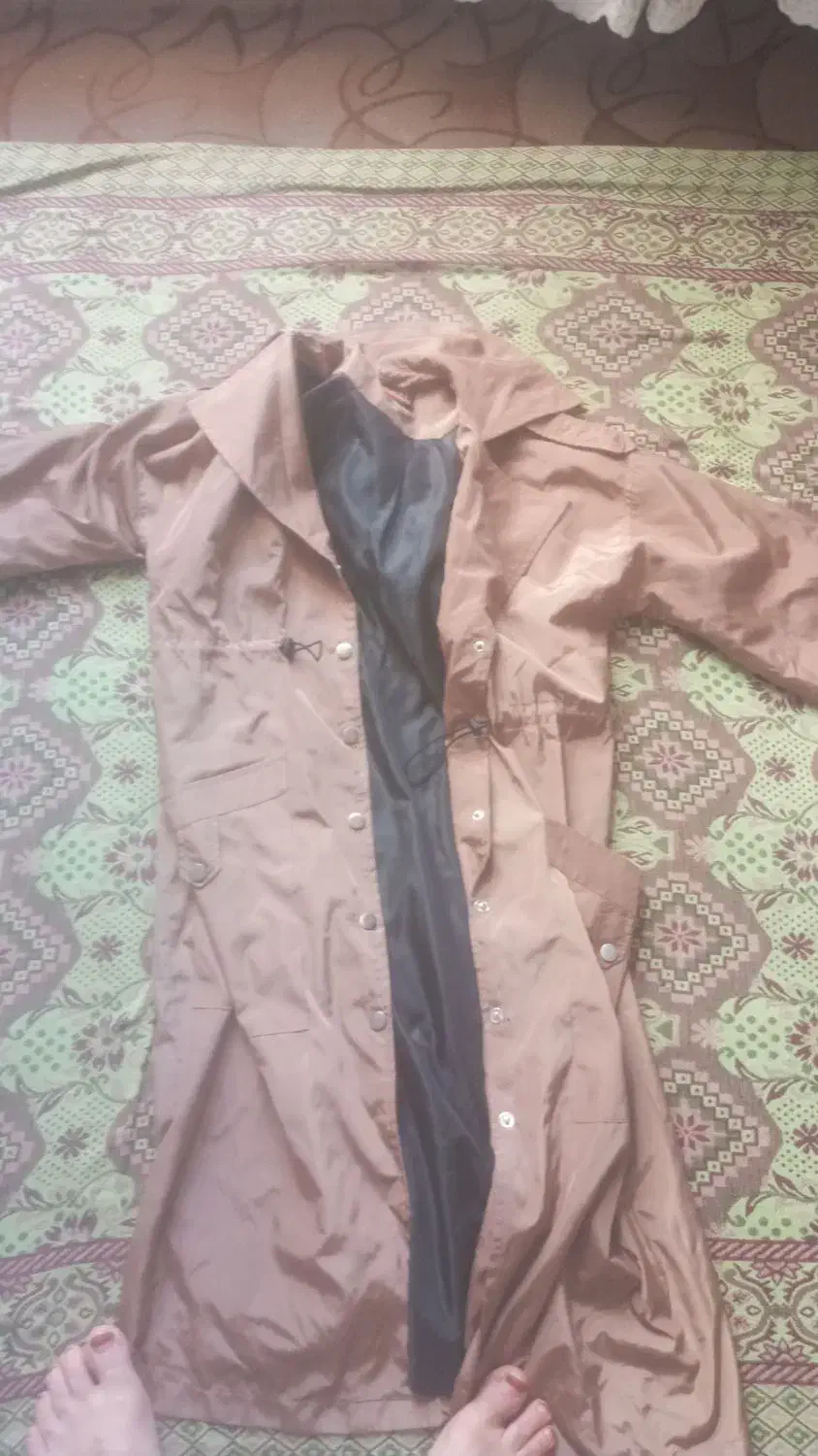 یک عدد بارانی|لباس|قروه, |دیوار