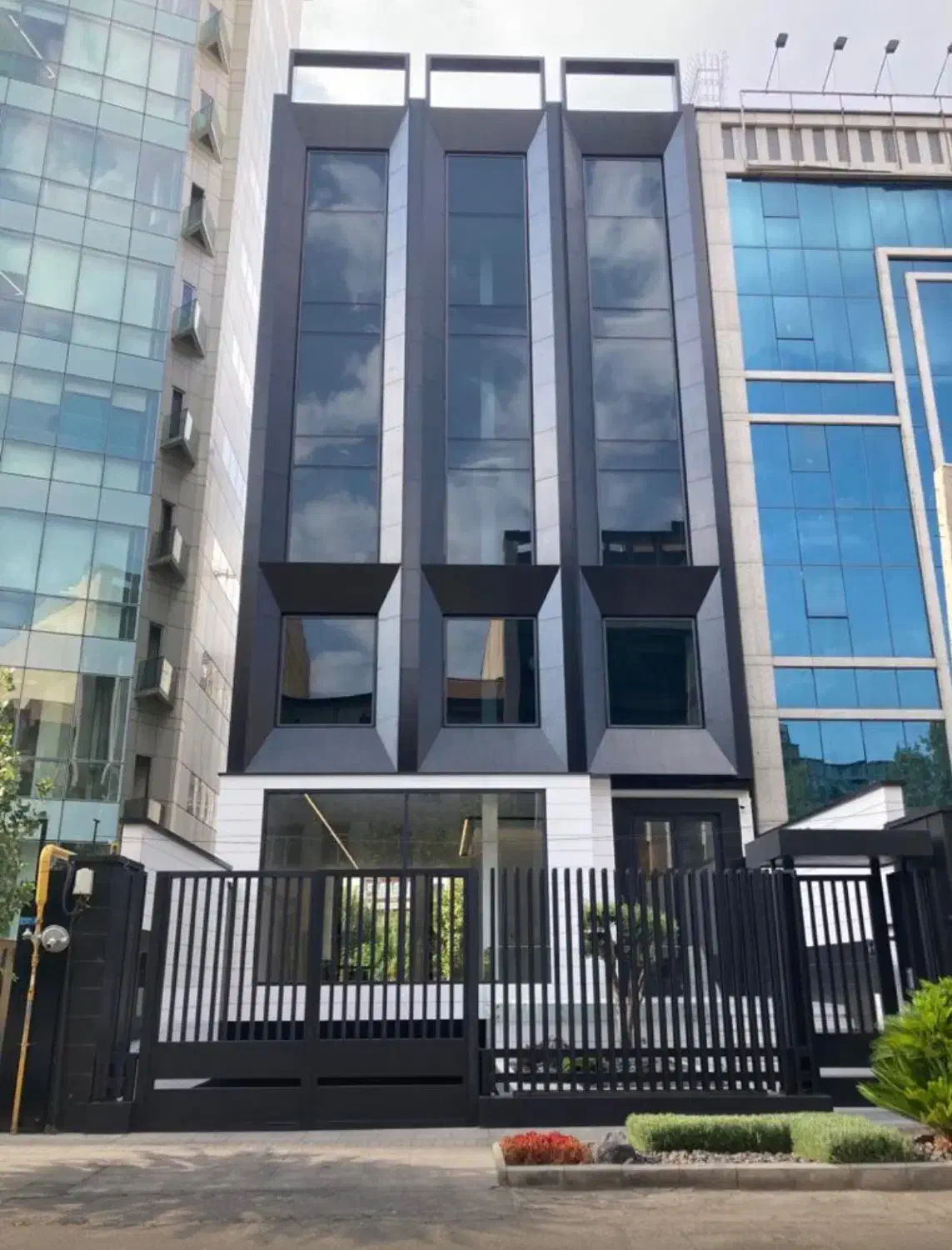 جردن  ساختمان اداری ۱۵۰۰ متر بنای مفید|فروش دفتر کار، اتاق اداری، مطب|تهران, امانیه|دیوار