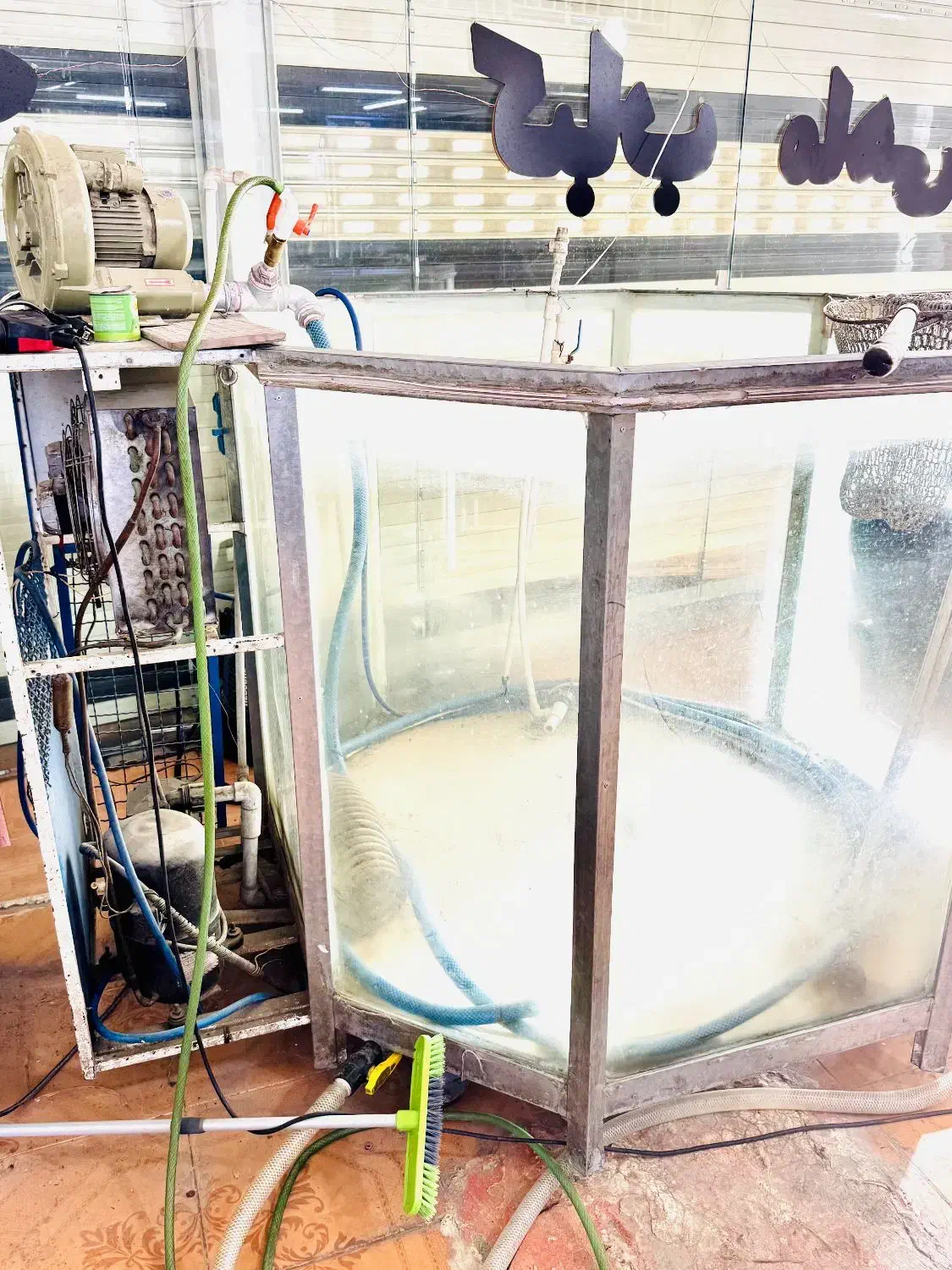 دوعدد اکواریوم ماهی قزل همرا ۴ تا میز سنتی بافرش|فروشگاه و مغازه|بانه, |دیوار