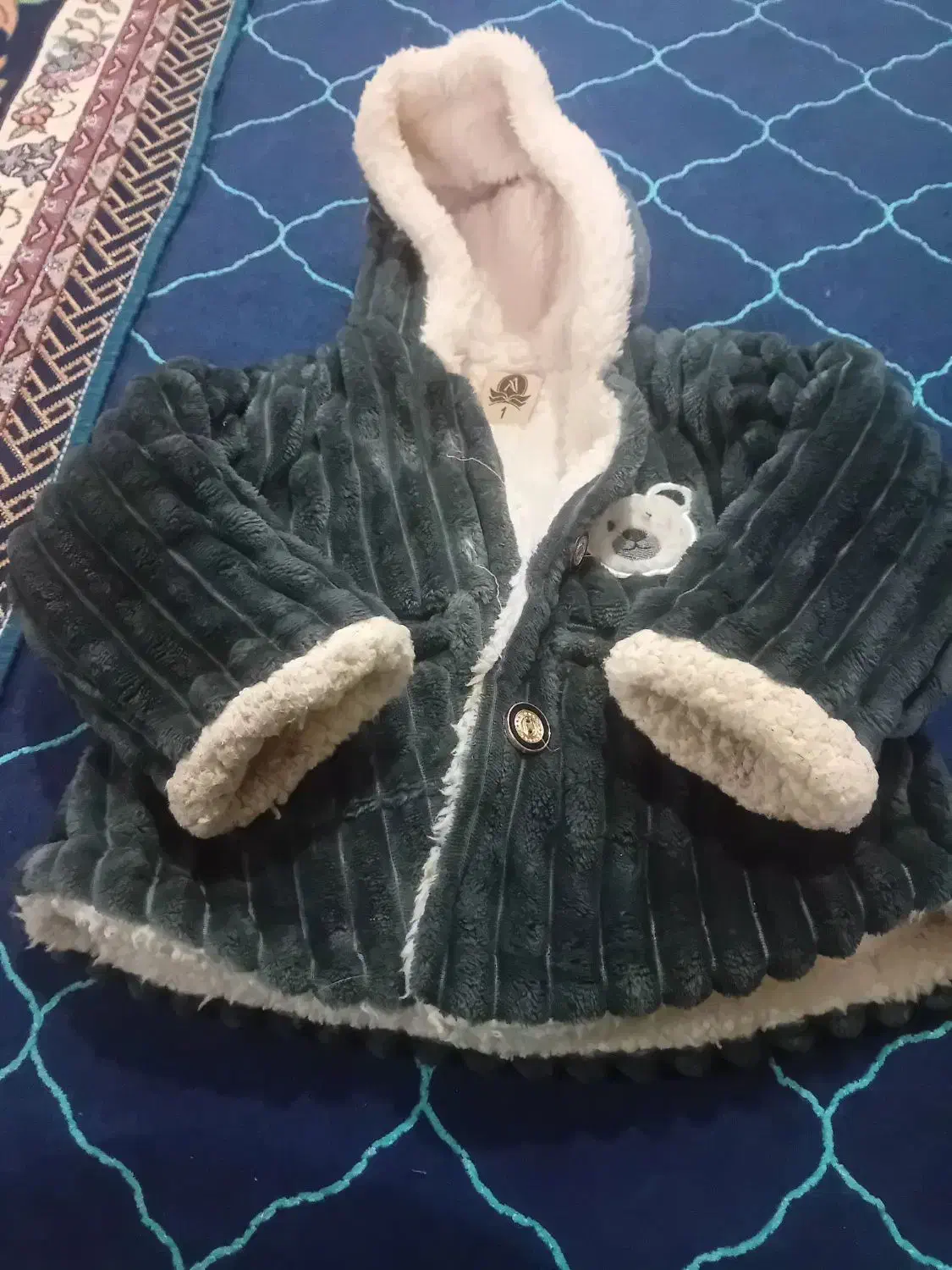 کاپیشن و لباس گرم|لباس|بافق, |دیوار