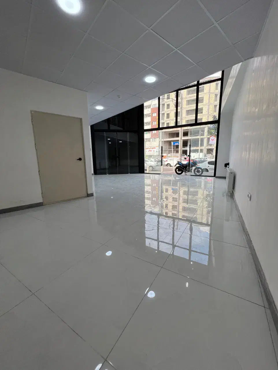 *ملک تجاری*براصلی،بالکن داخلی و۱۵۰متر دفترکار مجزا|اجارهٔ مغازه و غرفه|رشت, آزادگان|دیوار