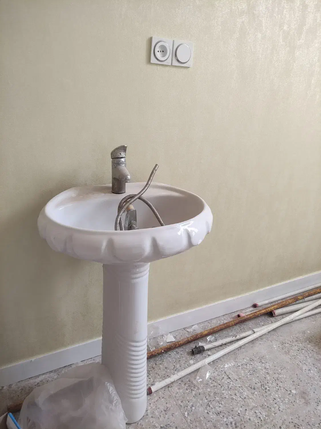 روشویی و دو عدد شیرآلات روشویی و حمام|لوازم سرویس بهداشتی|اهواز, کوی سعدی|دیوار