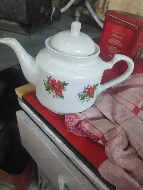 قوری چینی بزرگ گل سرخ قدیمی|قوری، کتری، قهوهساز دستی|اردبیل, |دیوار