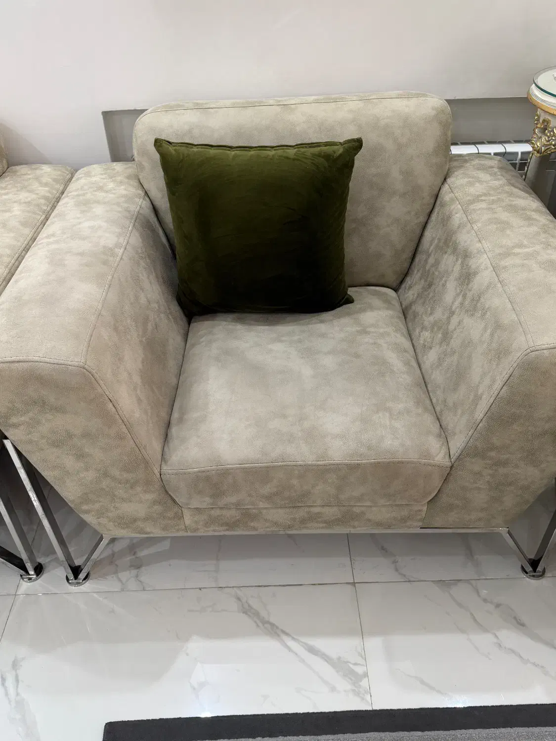 مبل راحتی با پایه استیل|مبلمان خانگی و میز عسلی|قم, قلعه یزدیها|دیوار