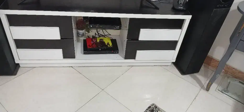 میزتی وی سالم رنگ سفیدمشکی سالم سفارشی درست شده|میز تلویزیون|رشت, کوی حسینی|دیوار