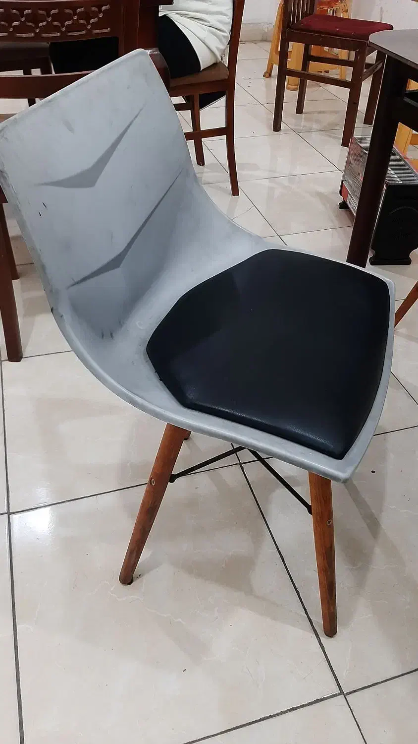 میز و صندلی و سه پایه نقاشی|صندلی و نیمکت|خرم‌آباد, |دیوار