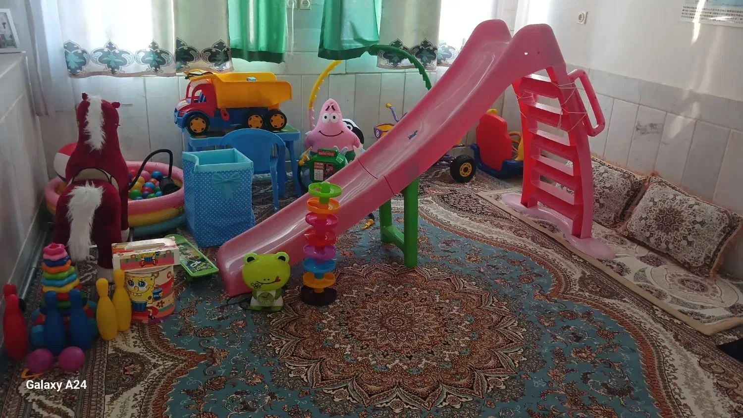 کامیون و تعدادی اسباب بازی در حد نو|اسباب‌بازی بچه|سمیرم, |دیوار