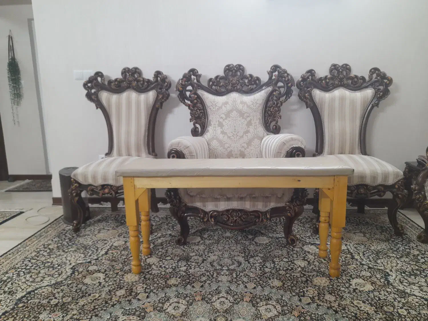 نیمکت چرم|صندلی و نیمکت|قم, طلاب غیر ایرانی|دیوار