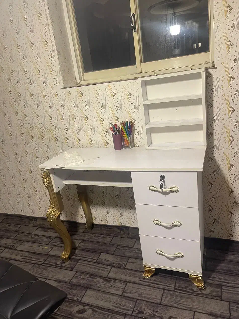 صندلی پایه چوبی و میزناخن همراه استند ناخن|دفتر کار|رشت, لاکانی|دیوار