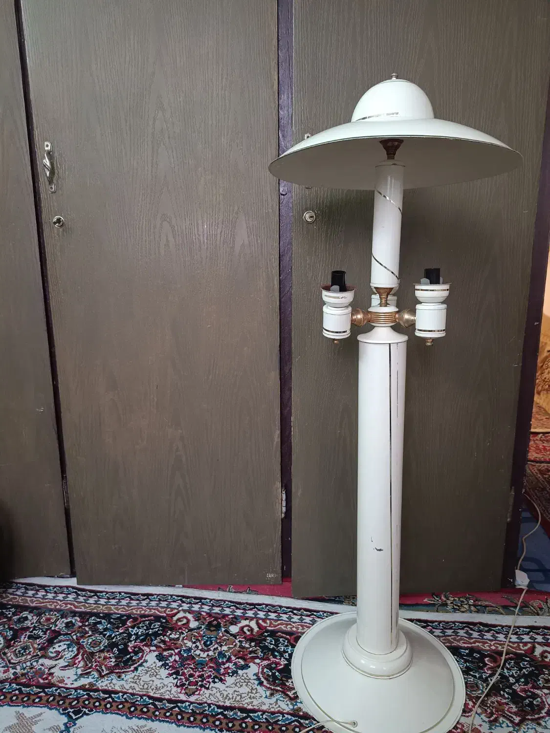 آباژور ایستاده قدیمی|چراغ خواب و آباژور|کرج, حصارک بالا|دیوار