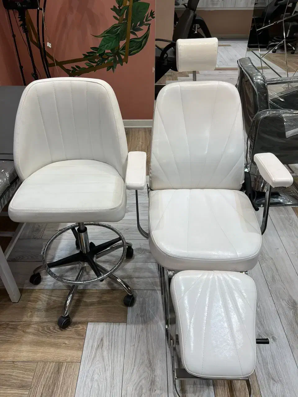 صندلی میکاپ و استادکار|آرایشگاه و سالنهای زیبایی|شیراز, نیایش|دیوار