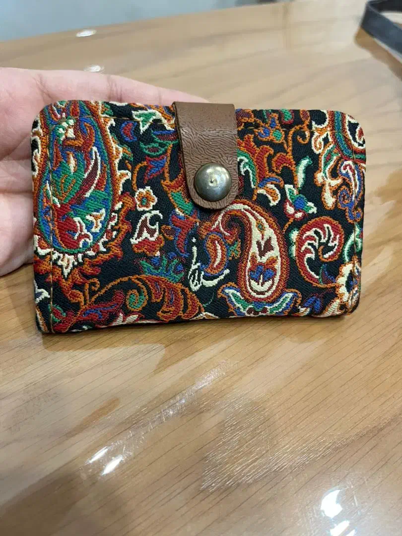 کیف وکفش|کیف، کفش، کمربند|شیراز, کوشک میدان|دیوار