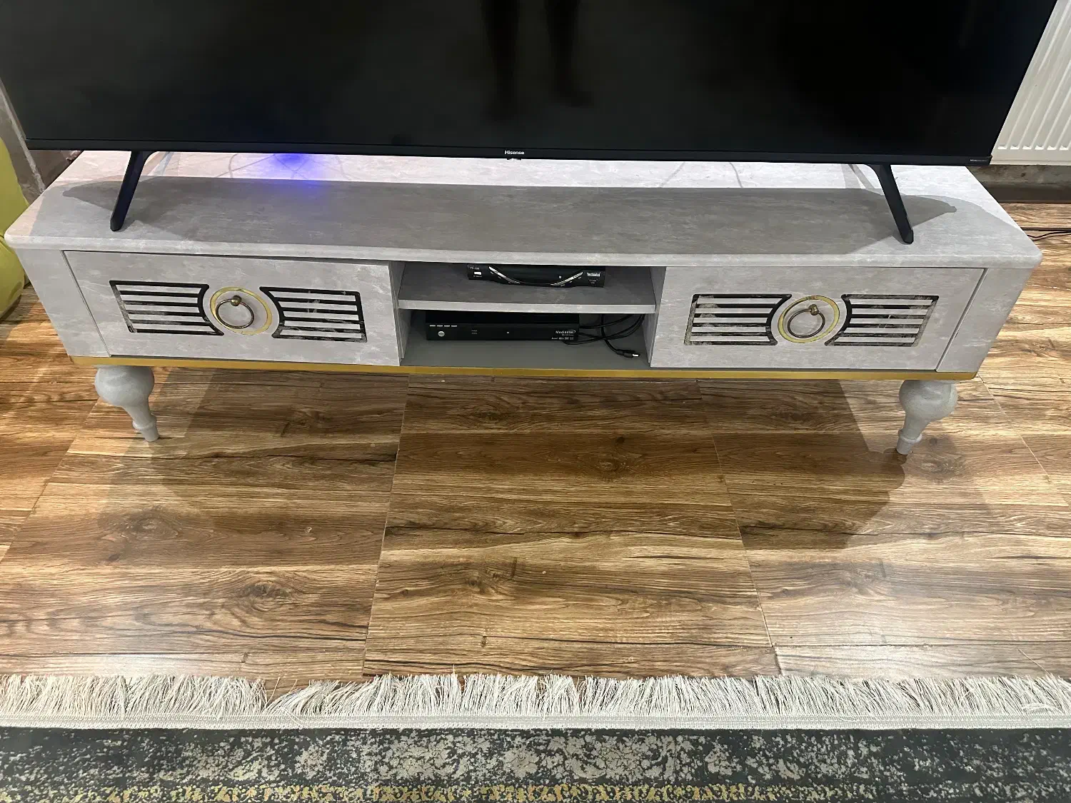 میز تلویزیون به همراه میز پذیرایی و ۳عدد عسلی|میز تلویزیون|رشت, گیل|دیوار