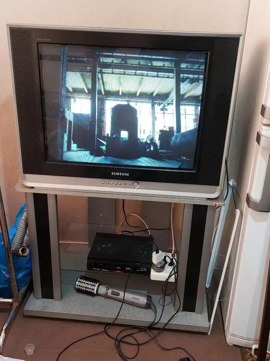 تلویزیون 29 اینچ با میز سامسونگ|تلویزیون و پروژکتور|تهران, شهرک آزمایش|دیوار