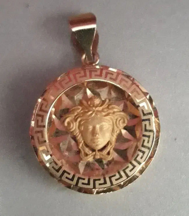 مدال ورساچه کاملا نو(فقط معاوضه)|جواهرات|قزوین, |دیوار