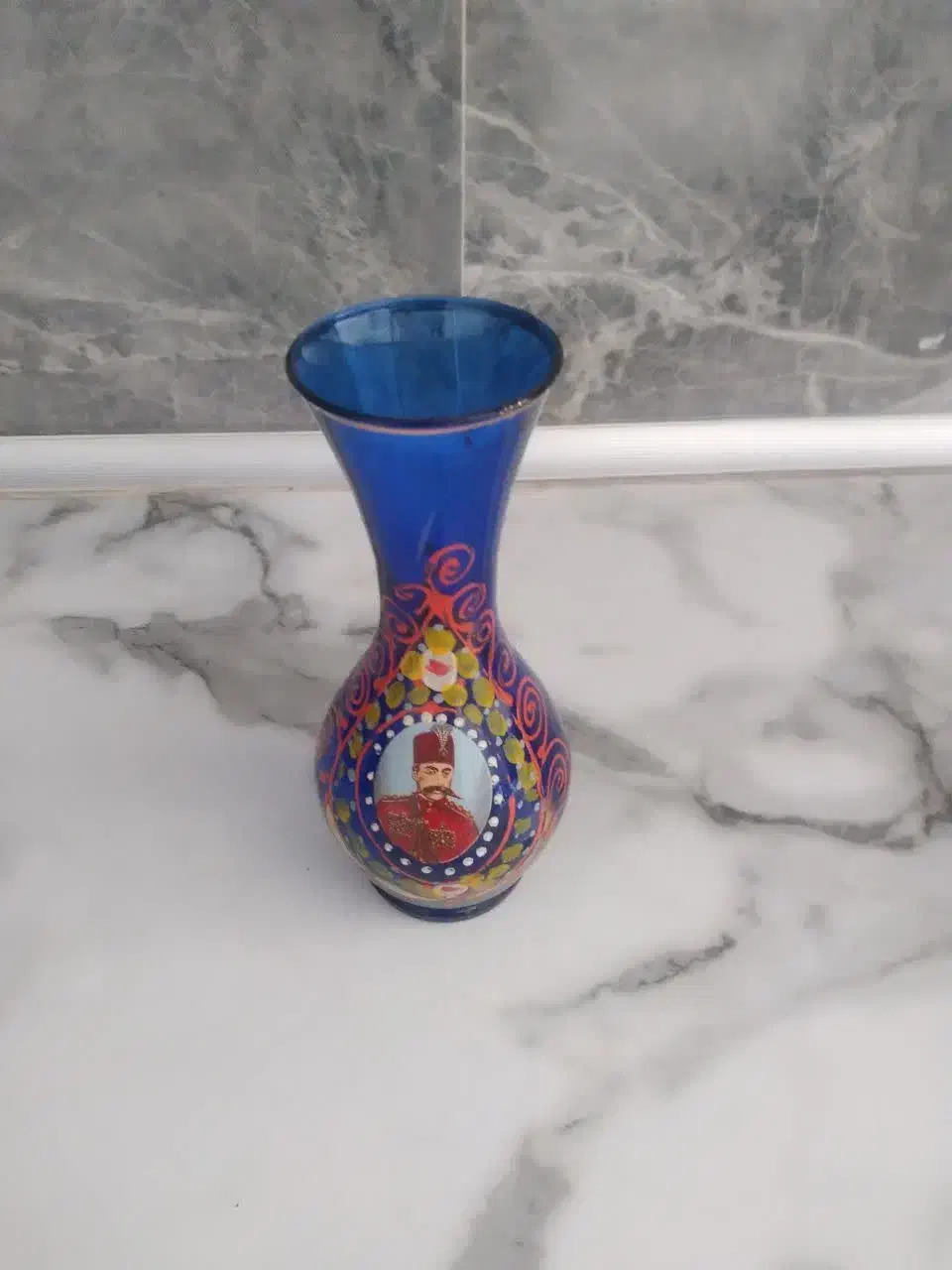 گلدان قدیمی|کلکسیون اشیاء عتیقه|شاهینشهر, بوستان حافظ|دیوار