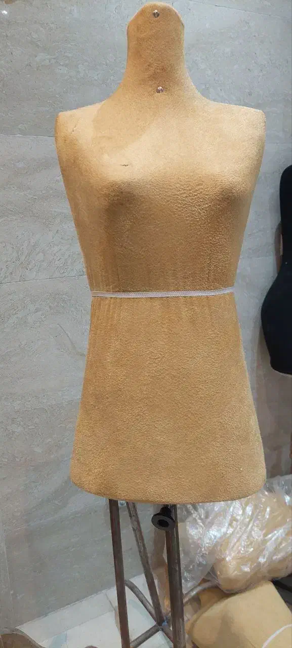 تعدادی مانکن ،چوبکار و رگال دیواری با قیمت مناسب|فروشگاه و مغازه|قم, صدوق|دیوار