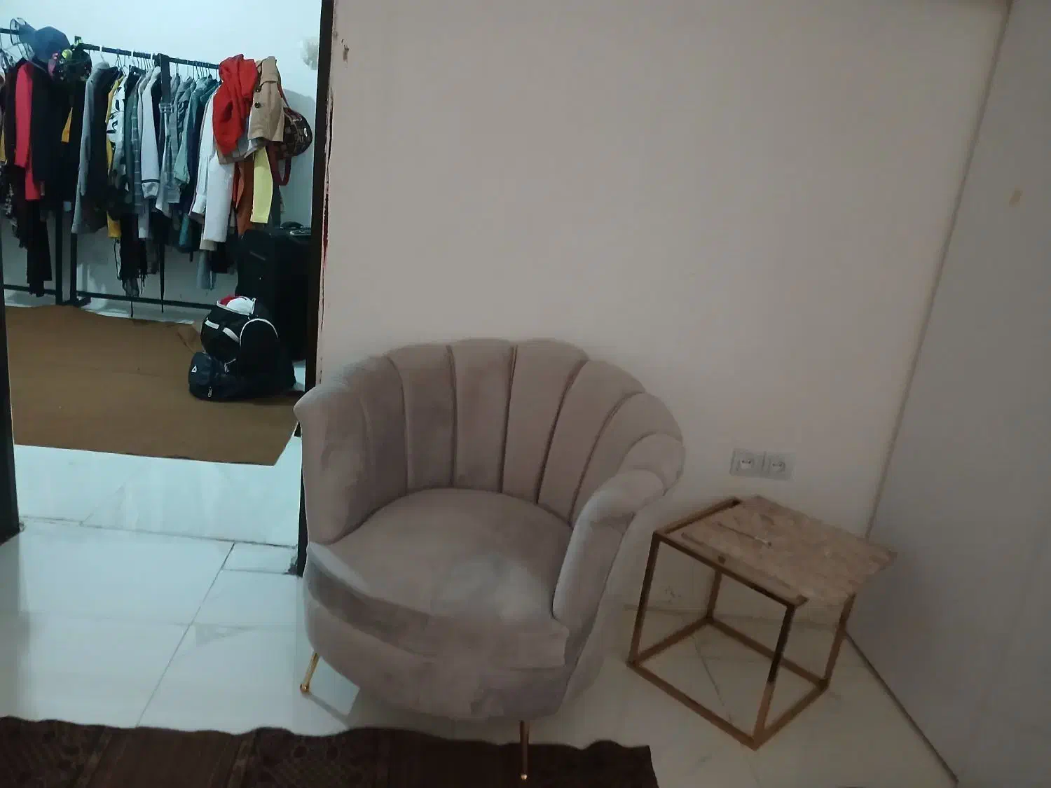 مبل مدل جانان طوسی ۸ نفره همراه با میز عسلی|مبلمان خانگی و میز عسلی|صحنه, |دیوار