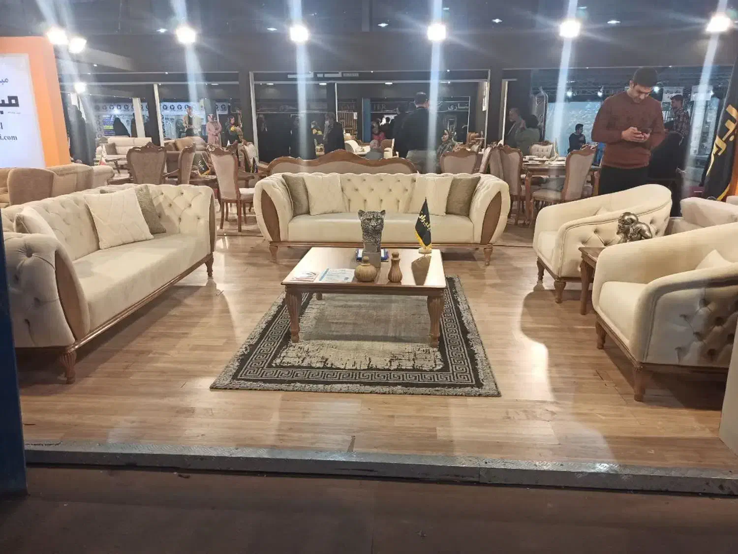 مبلمان ۸ نفره|مبلمان خانگی و میز عسلی|فولادشهر, مسکن مهر فولادشهر|دیوار