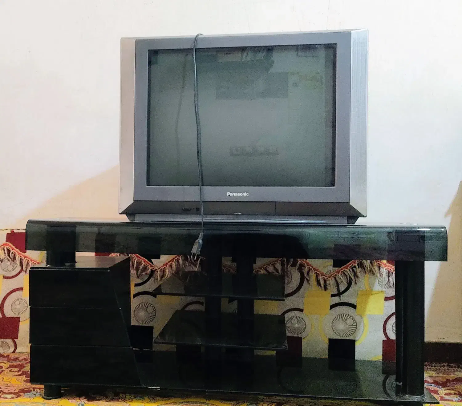 تلویزیون 29اینچ همراه با میز و دیجیتال|تلویزیون و پروژکتور|اندیکا, |دیوار