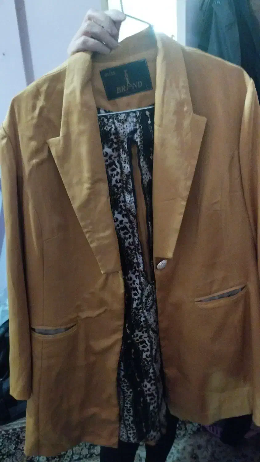 لباس زنانه|لباس|کرج, بنیاد|دیوار