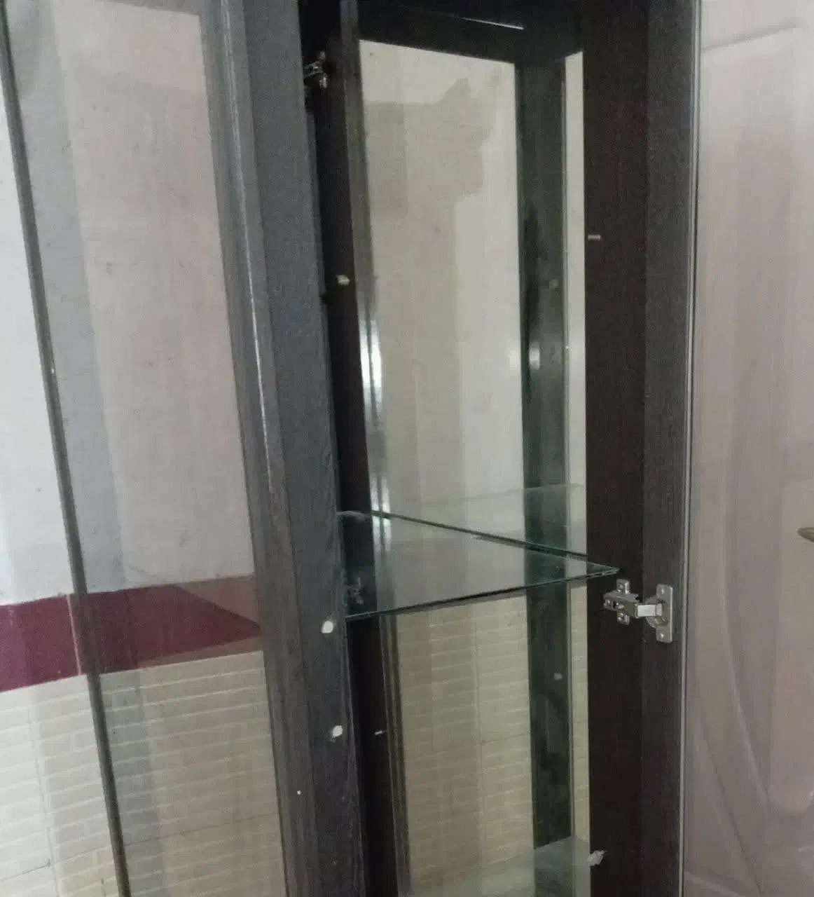 ویترین شیشهای با آیینه قدی.|بوفه، ویترین، کنسول|قم, نخودی|دیوار