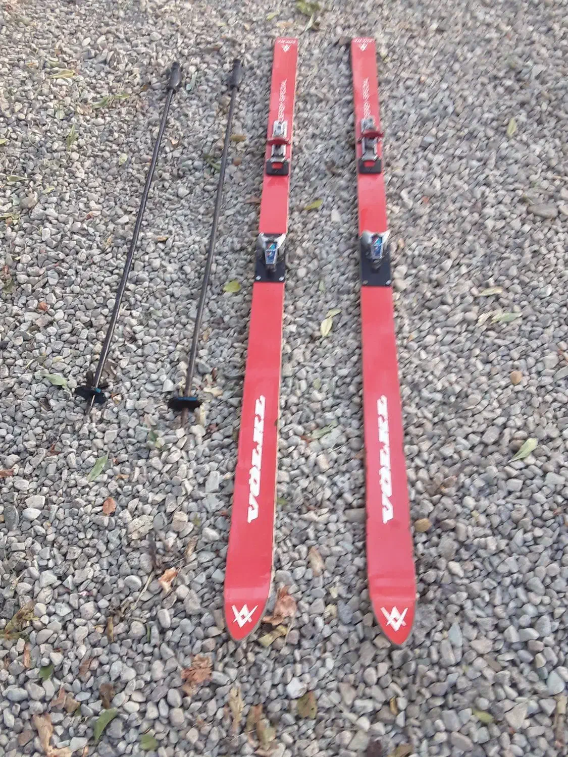 یک جفت اسکی روی برف|ورزشهای زمستانی|دماوند, مسکن مهر گیلاوند|دیوار