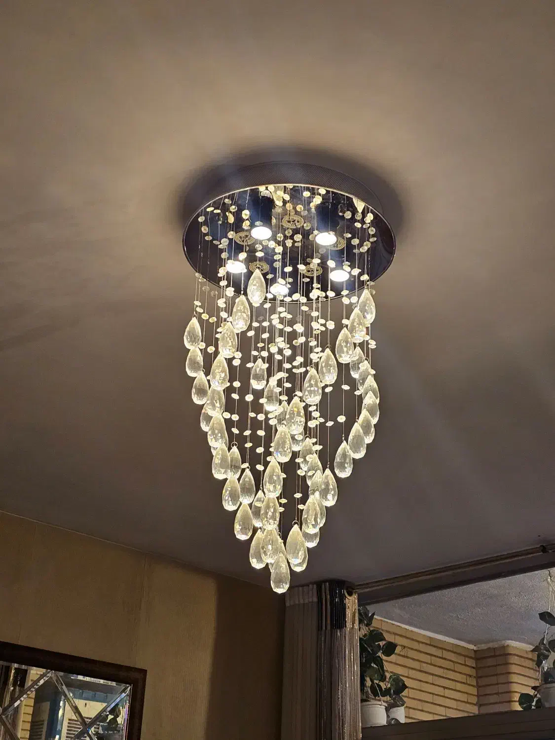 لوستر آویز|لوستر و چراغ آویز|شیراز, میرزاکوچک خان|دیوار