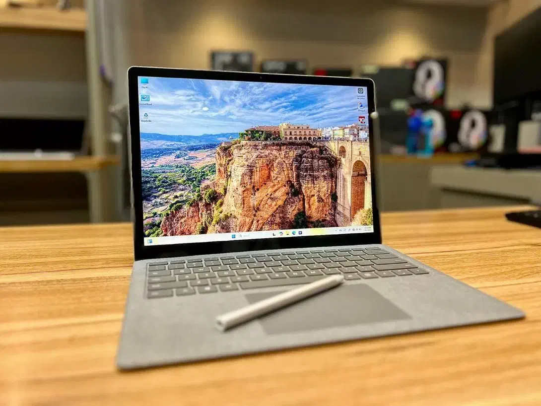 لپتاپ دانشجویی با صفحه خیره کننده و باتری محشر|رایانه همراه|کاشان, شریعتی|دیوار