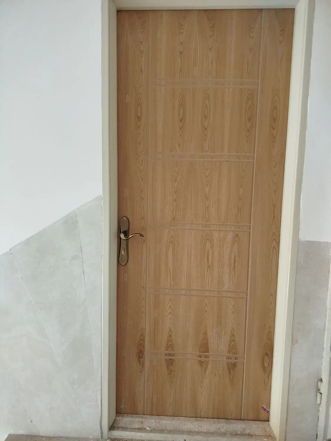 نصاب انواع درب چوبی|خدمات پیشه و مهارت|یزد, |دیوار