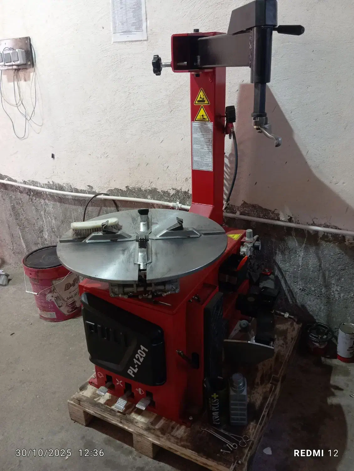 لاستیک درار|ماشین‌آلات صنعتی|باخزر, |دیوار