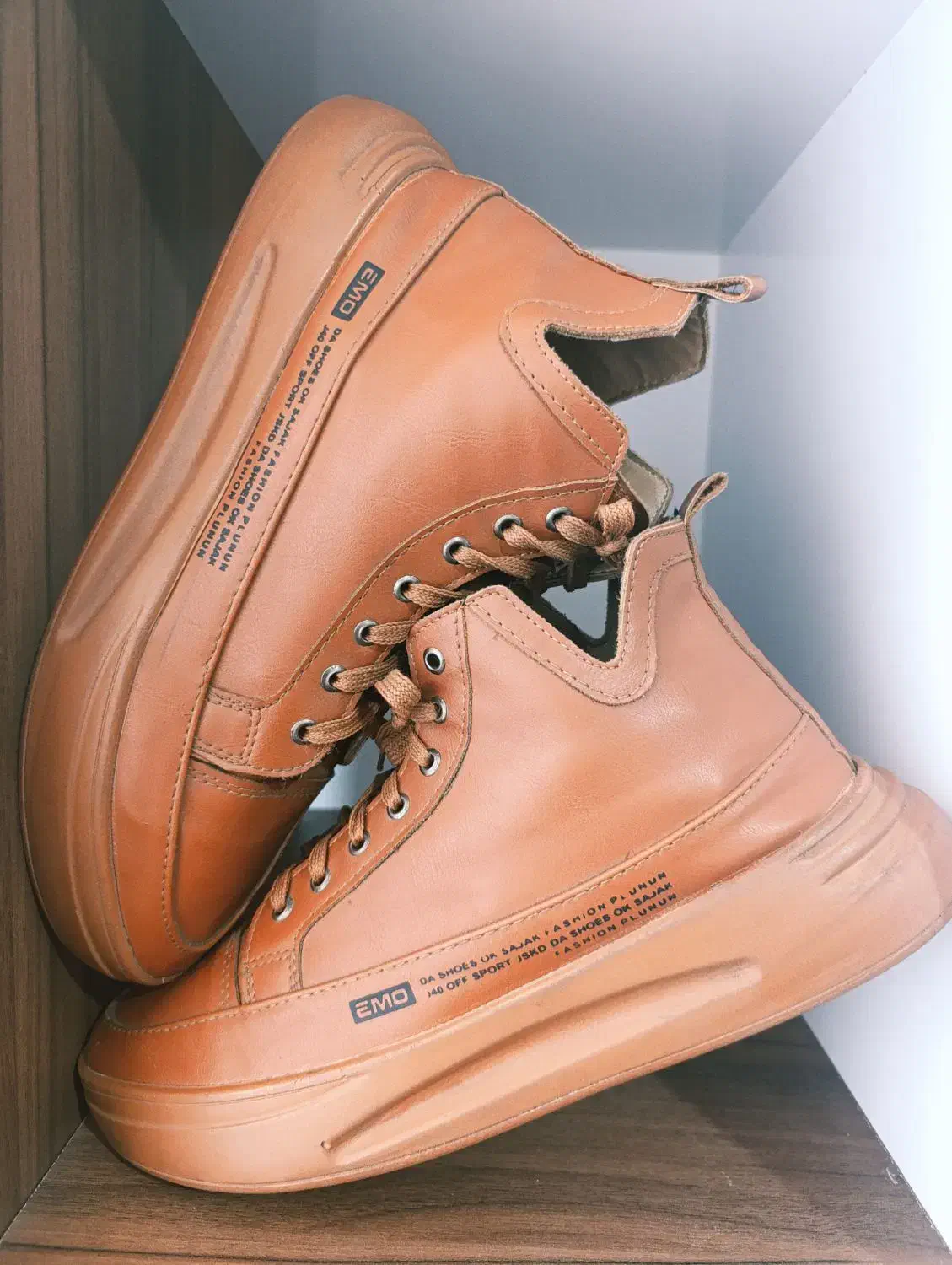 کفش مردانه|کیف، کفش، کمربند|نی‌ریز, |دیوار