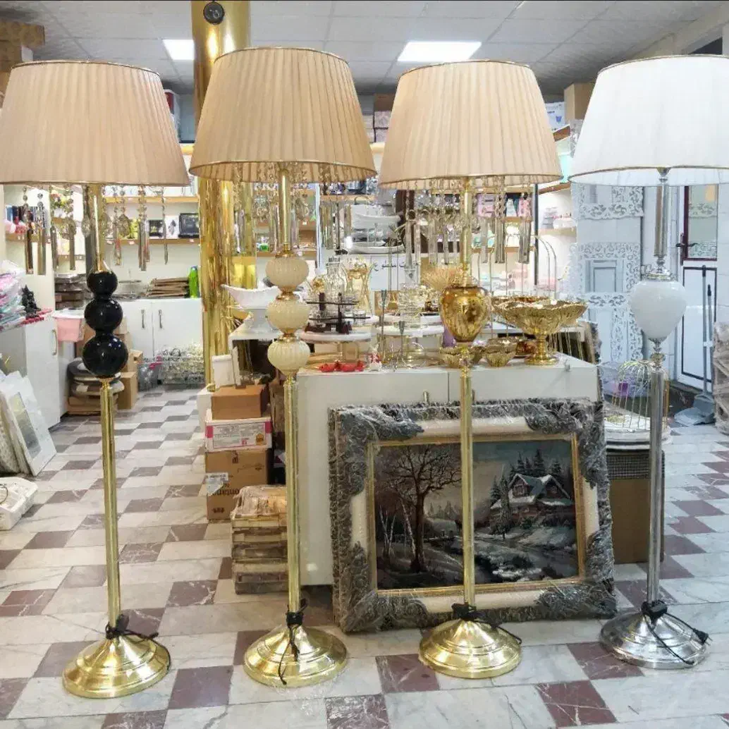 آباژور ایستاده کنار سالنی آویزدار|چراغ خواب و آباژور|تبریز, |دیوار