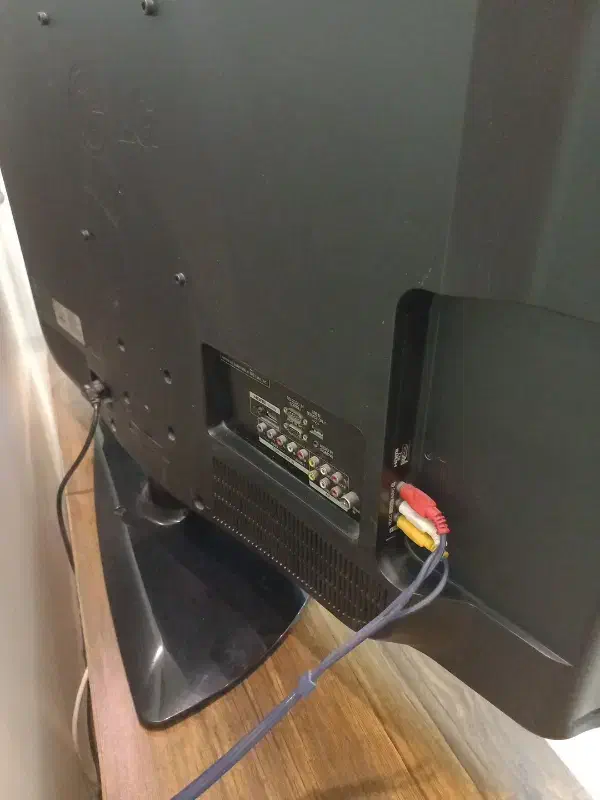 تلویزیون ۴۲ اینچ ال جی و میز تلویزیون و دی وی دی|تلویزیون و پروژکتور|تهران, امیریه|دیوار