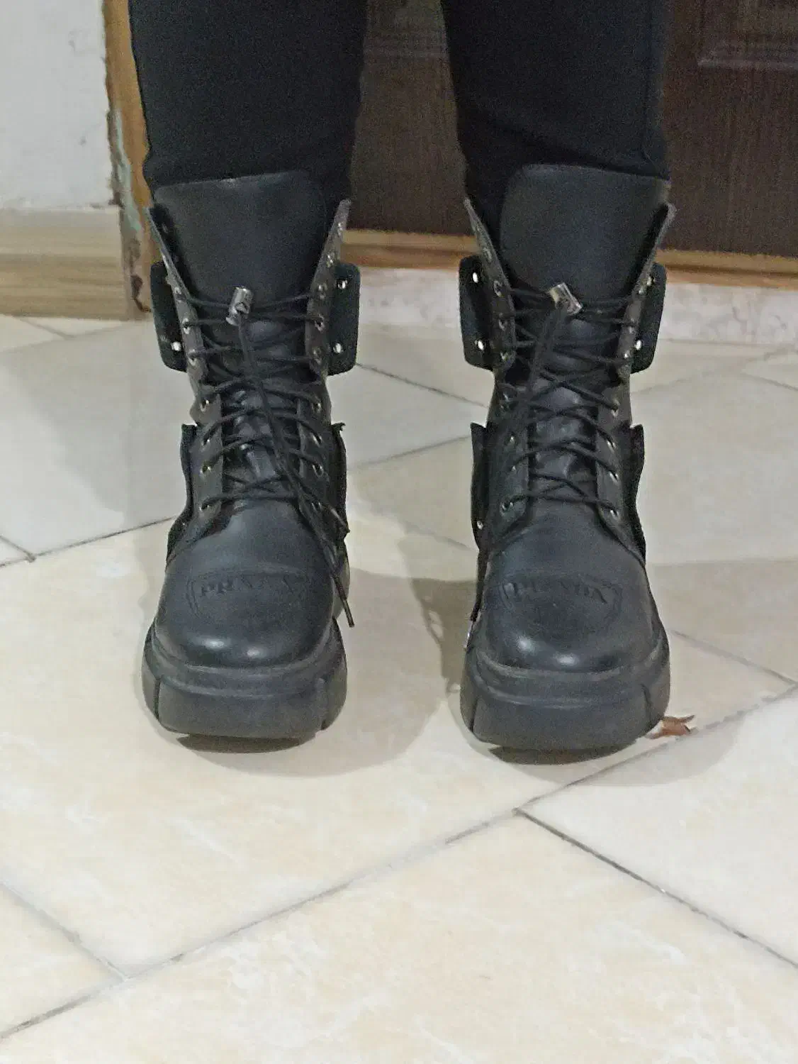 سه جفت کفش|کیف، کفش، کمربند|رشت, کوی فکوری|دیوار