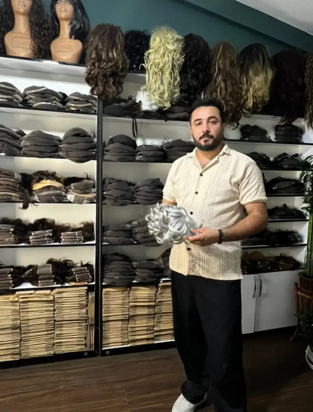 پروتز مو عمده فروش نصب و تعویض چسب و ترمیم|خدمات آرایشگری و زیبایی|رشت, گلسار|دیوار