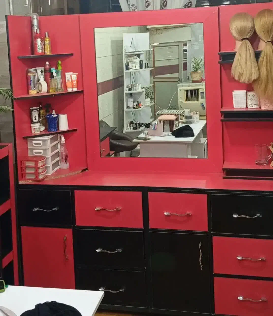 دکور آرایشگاه|آرایشگاه و سالن‌های زیبایی|یزد, |دیوار