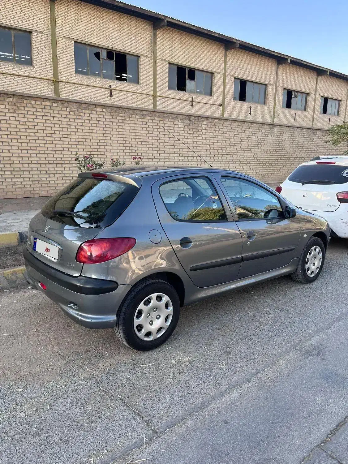 ماشین کارمندی فروش به علت مشکل مالی|خودرو سواری و وانت|شاهینشهر, گزبرخوار|دیوار