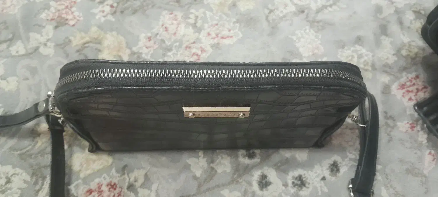 دو عدد کیف جنس چرم|کیف، کفش، کمربند|رشت, کوی طالقانی|دیوار