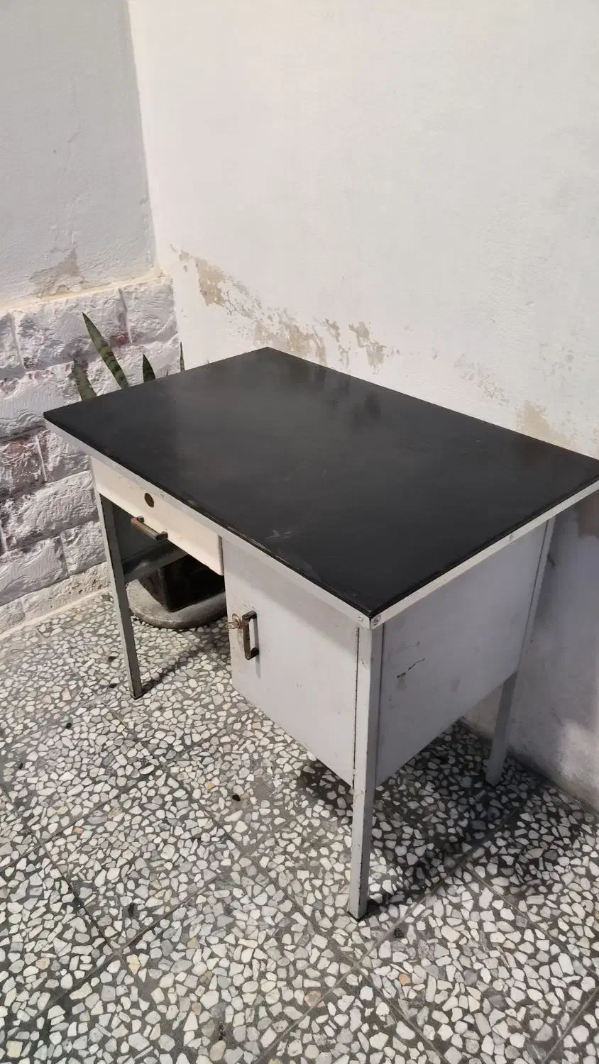 میز آهنی اداری|میز تحریر و کامپیوتر|نور, |دیوار