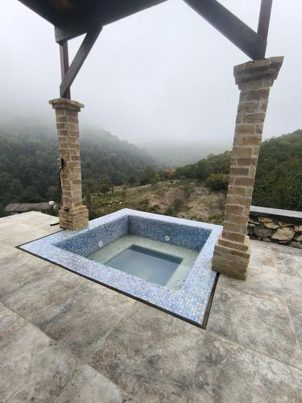 اجاره روزانه کلبه سویسی جنگلی استخر جکوزی روباز|اجارهٔ کوتاه‌مدت ویلا و باغ|رویان, |دیوار