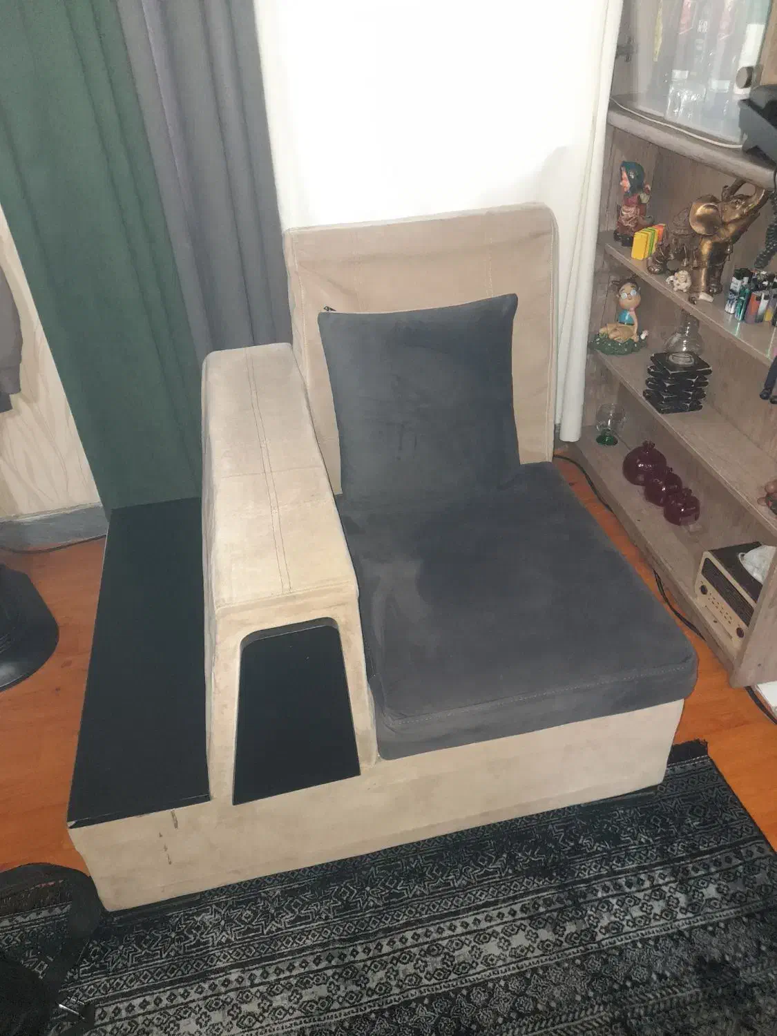 مبل ۳تیکه تقریبا نو با تخفیف|مبلمان خانگی و میز عسلی|رشت, منظریه|دیوار