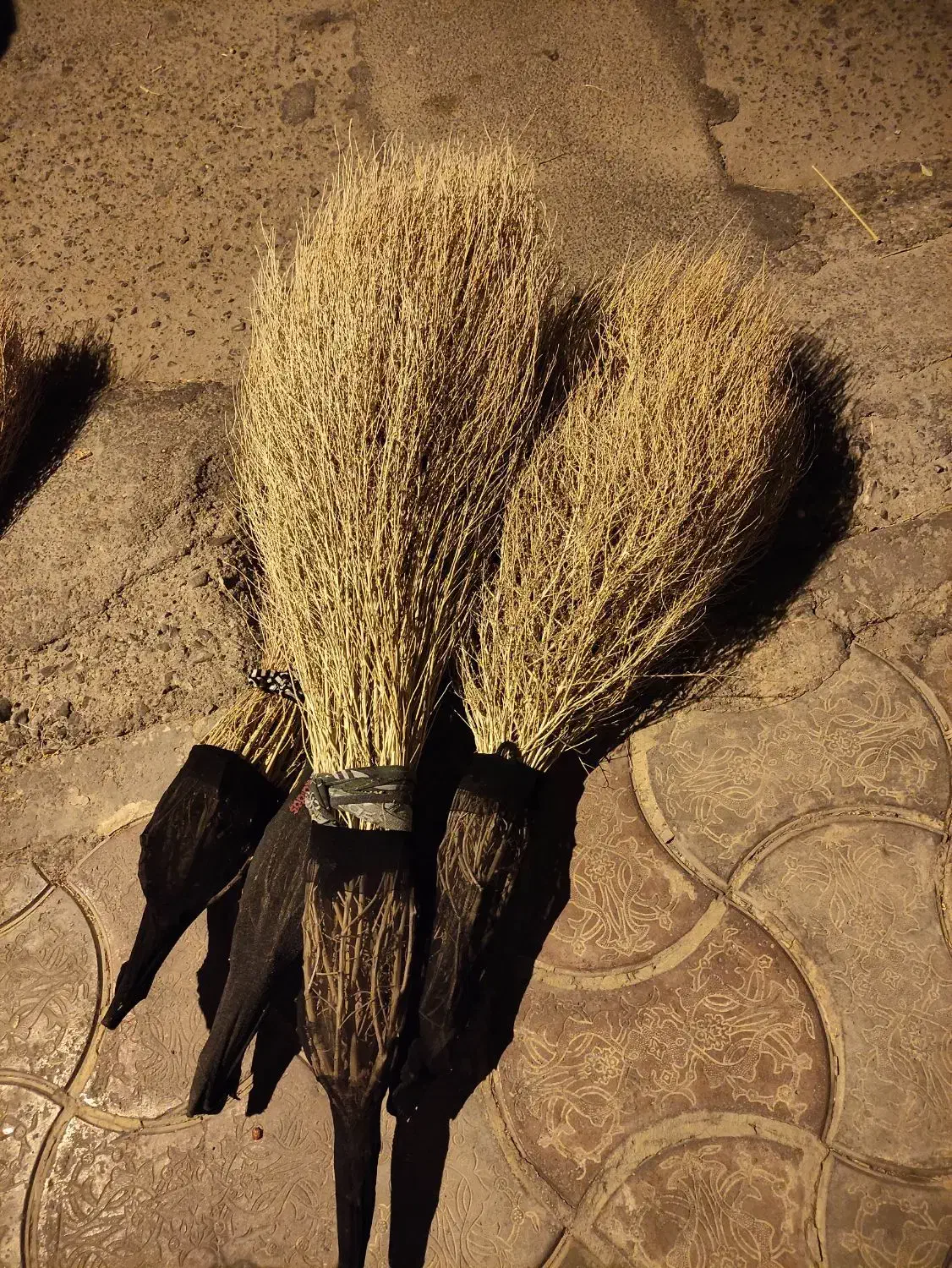 جارو محلی(کشمونی)۳۰هزار تومن مهرشهر|لوازم نظافت|بیرجند, |دیوار