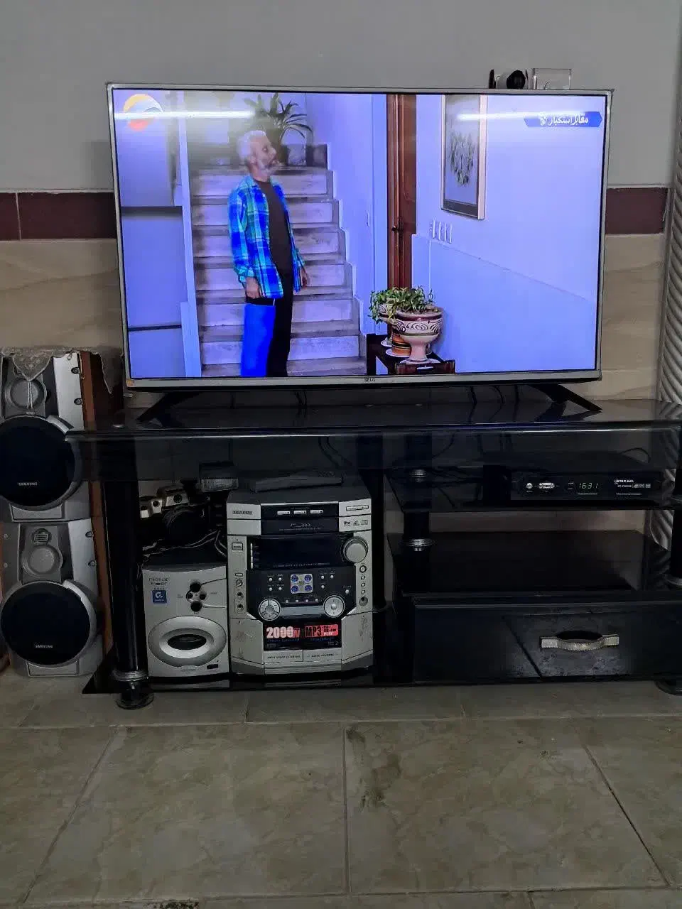 میزتلویزیون شیشه ای سکوریت|میز تلویزیون|یزد, |دیوار