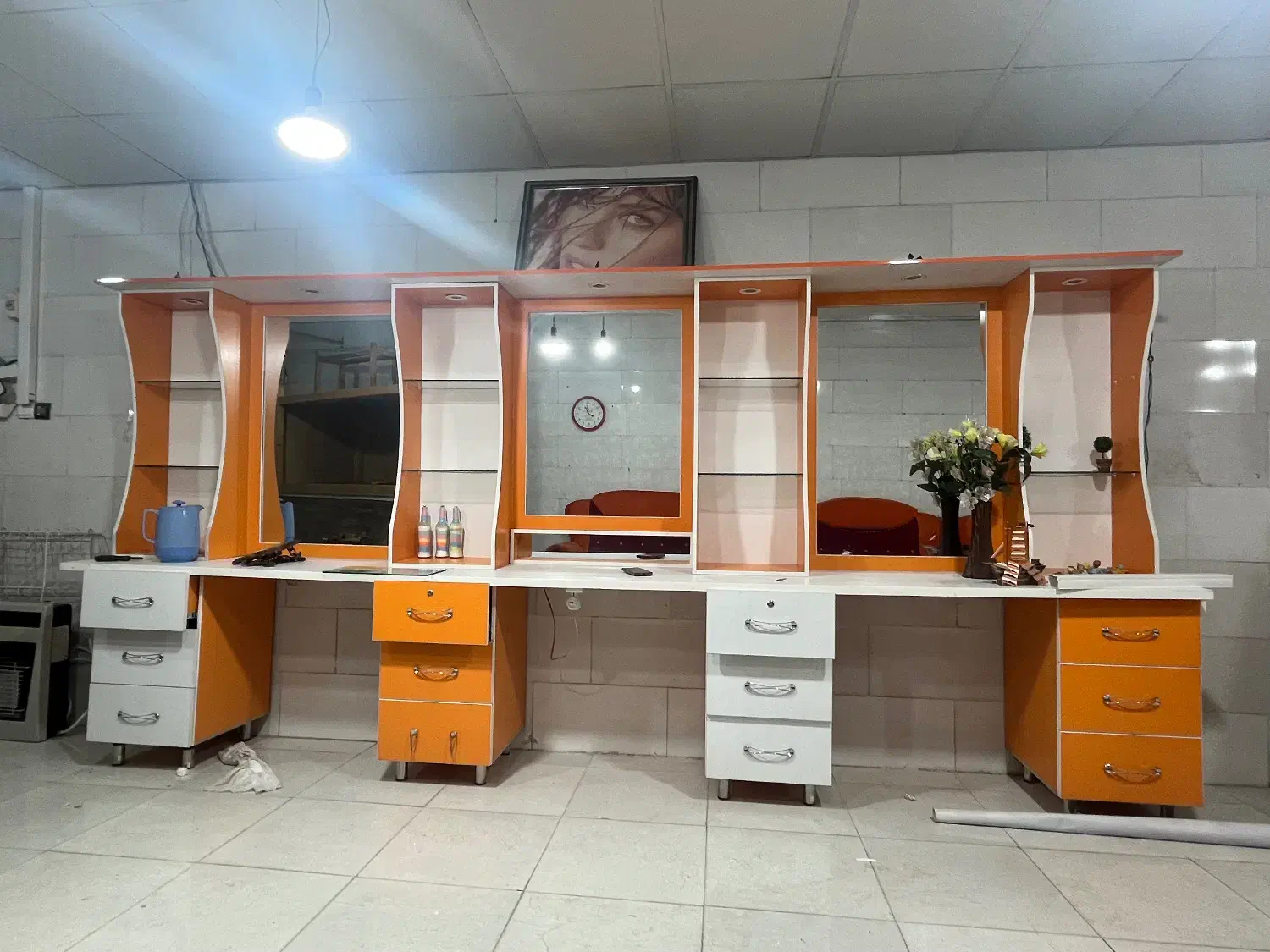 دکور ارایشگاه|آرایشگاه و سالن‌های زیبایی|سیرجان, |دیوار