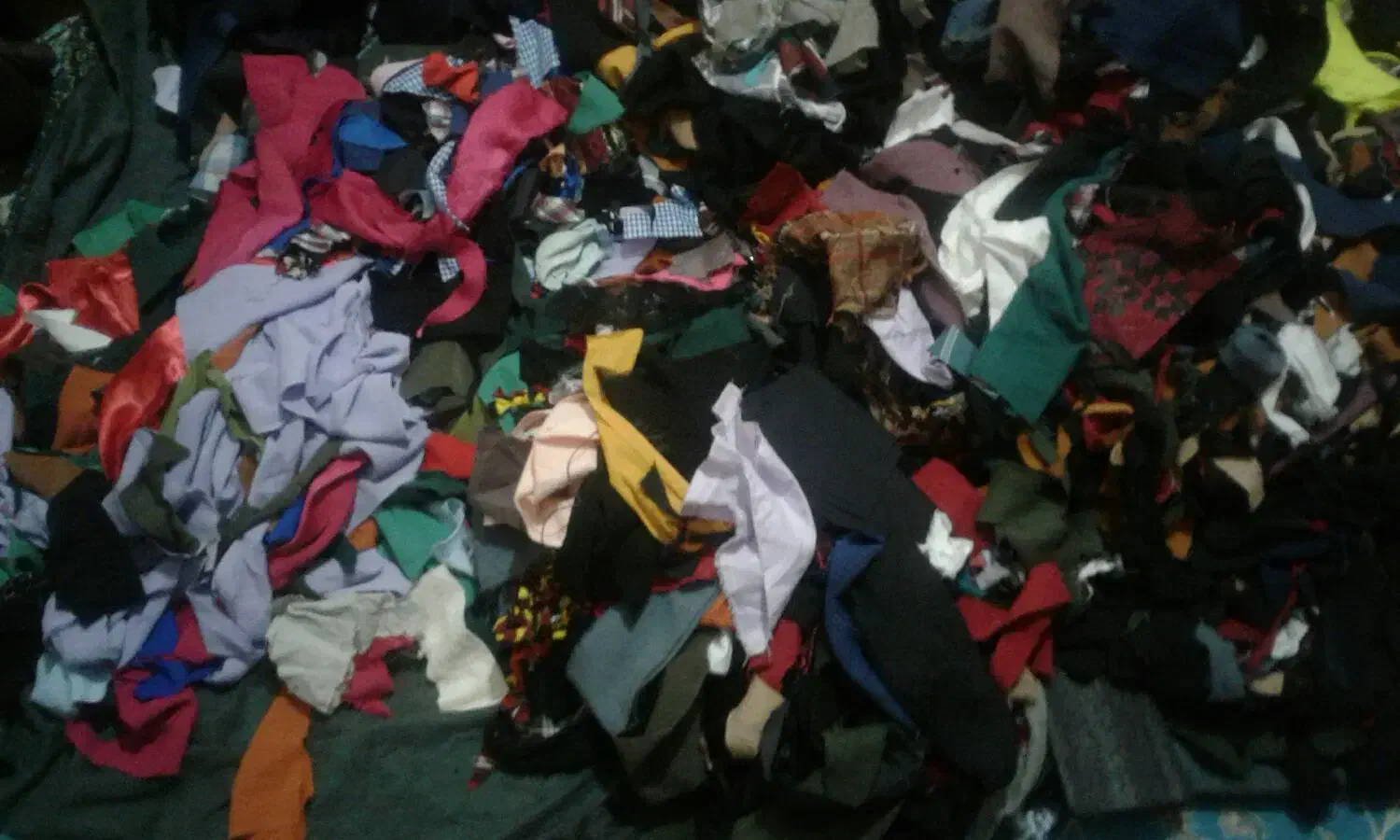 مقداری تکه پارچه خوش رنگ|لوازم خیاطی و بافتنی|سمنان, |دیوار